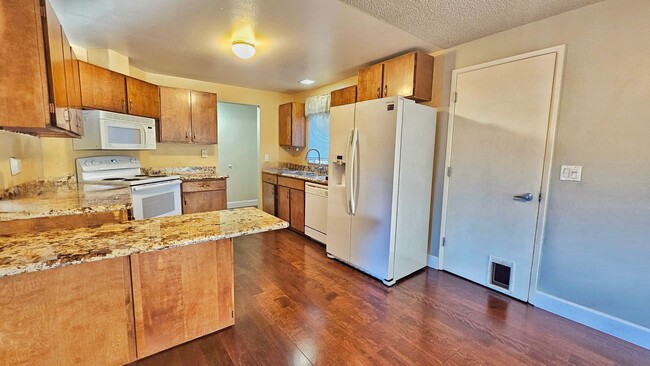 Building Photo - Charming 4 Bed 2 Bath Rambler with Office/...