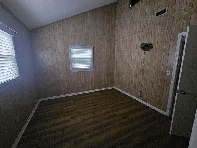 Building Photo - Two blocks from the beach!