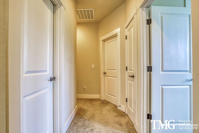 Building Photo - Spacious 4 BD Home with Private Backyard &...