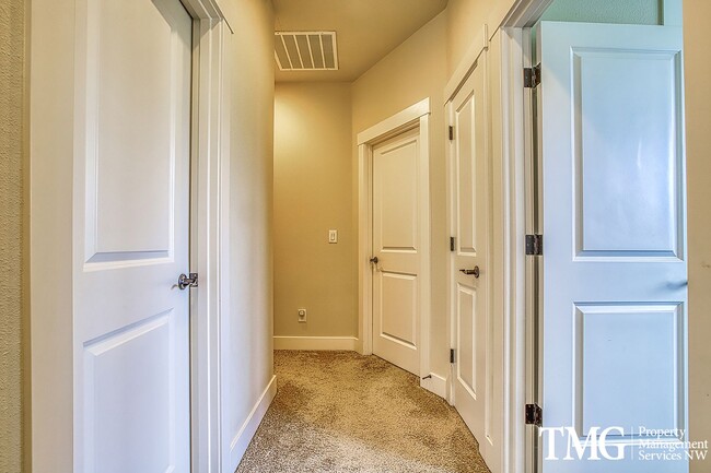 Building Photo - Spacious 4 BD Home with Private Backyard & Community Amenities!