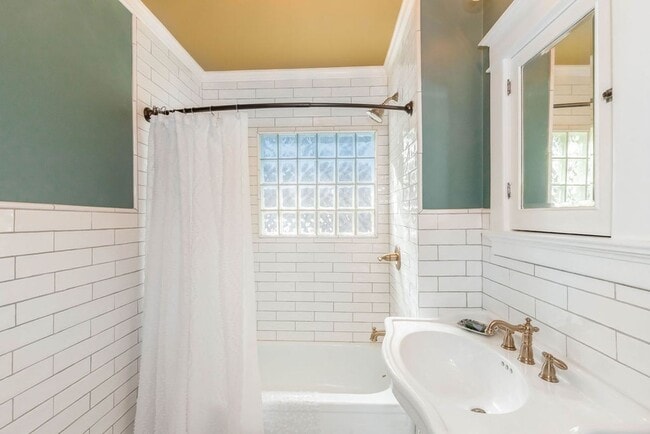 Building Photo - Fantastic West Plaza Bungalow