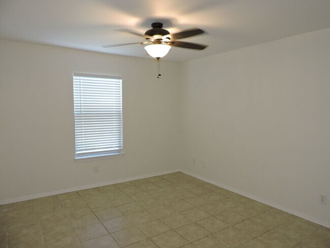 Building Photo - Easy access to interstate, shopping & down...