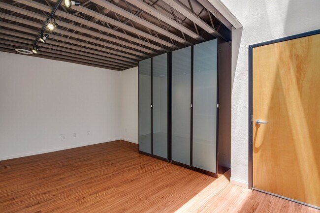 Building Photo - Trendy Live Work Loft Kensington Park Plaza