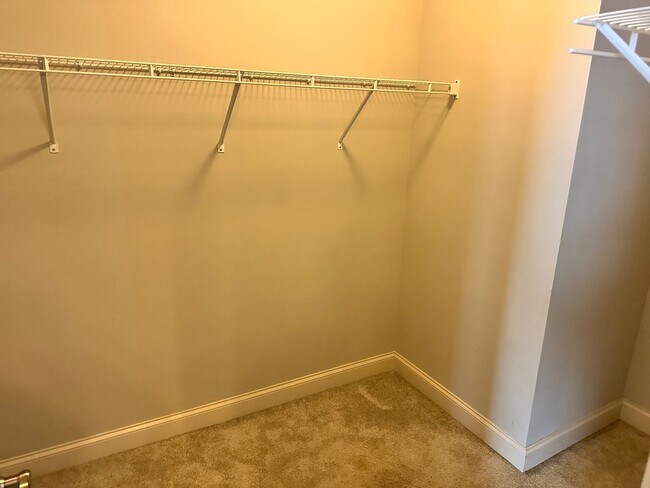 Building Photo - Gorgeous 3 Bedroom Townhome in Eagle Park!