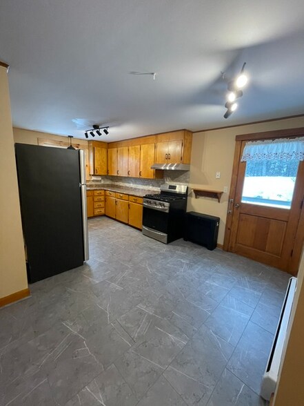 Building Photo - 298 Sweet Pond Rd