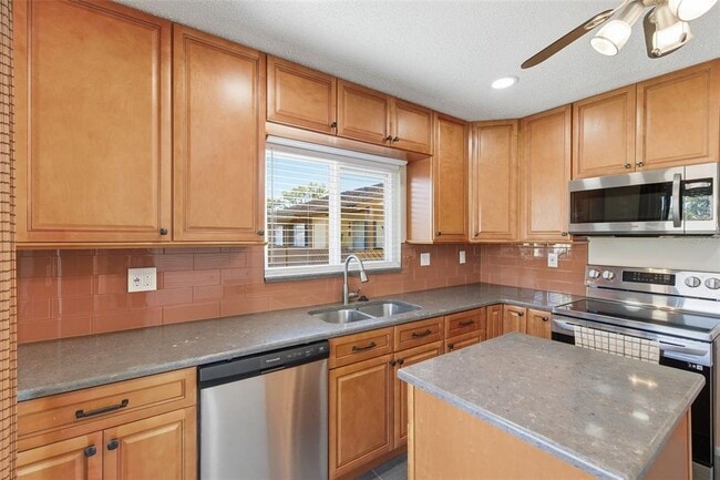 Building Photo - 4440 Pelorus Dr