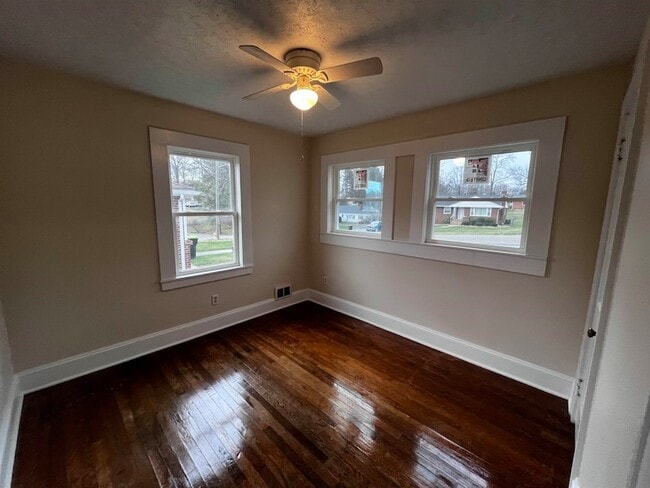 Building Photo - 1408 Grove Dr