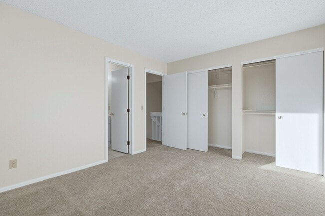 Building Photo - 3 bed 2 1/2 bath Split level home in Found...