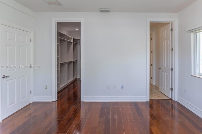 Building Photo - 425 N Shore Dr