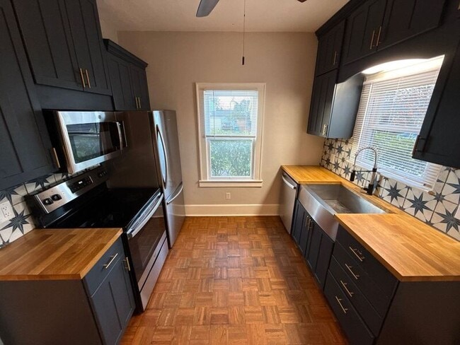 Building Photo - 1615 D St NE