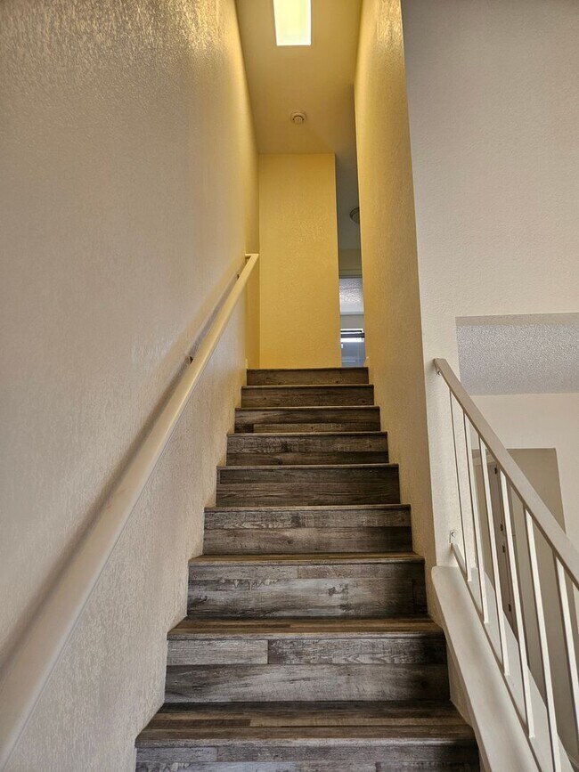 Building Photo - 2 bedroom or 1 bed with loft