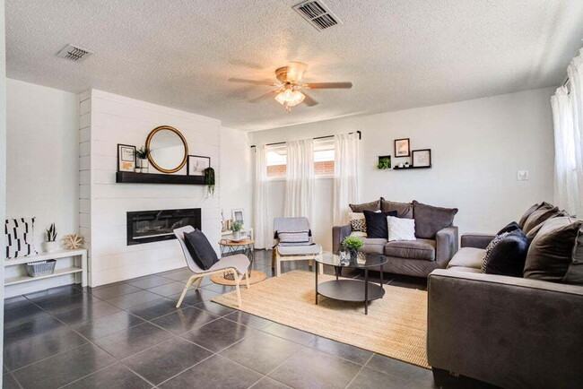 Building Photo - Beautifully Updated Home with Modern Ameni...