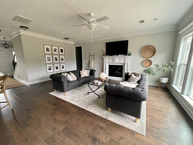 Building Photo - Beautiful Home located in Evans