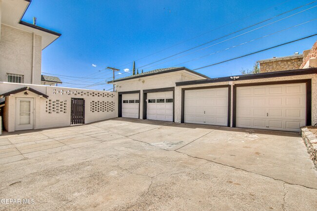 Building Photo - 1701 Elm St