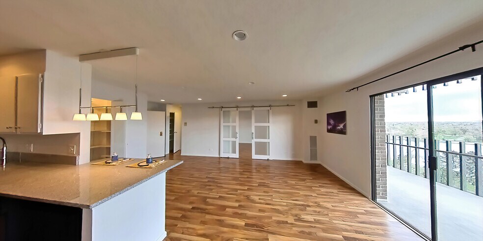 Looking towards kitchen - 480 S Marion Pky