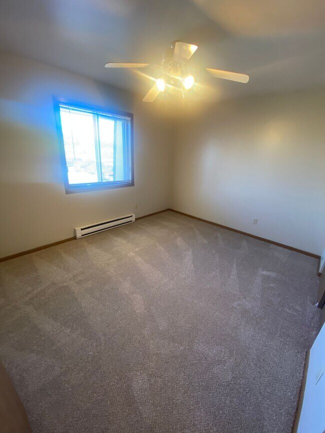 Building Photo - Private Entry Upper 2 Bedroom Apartment!