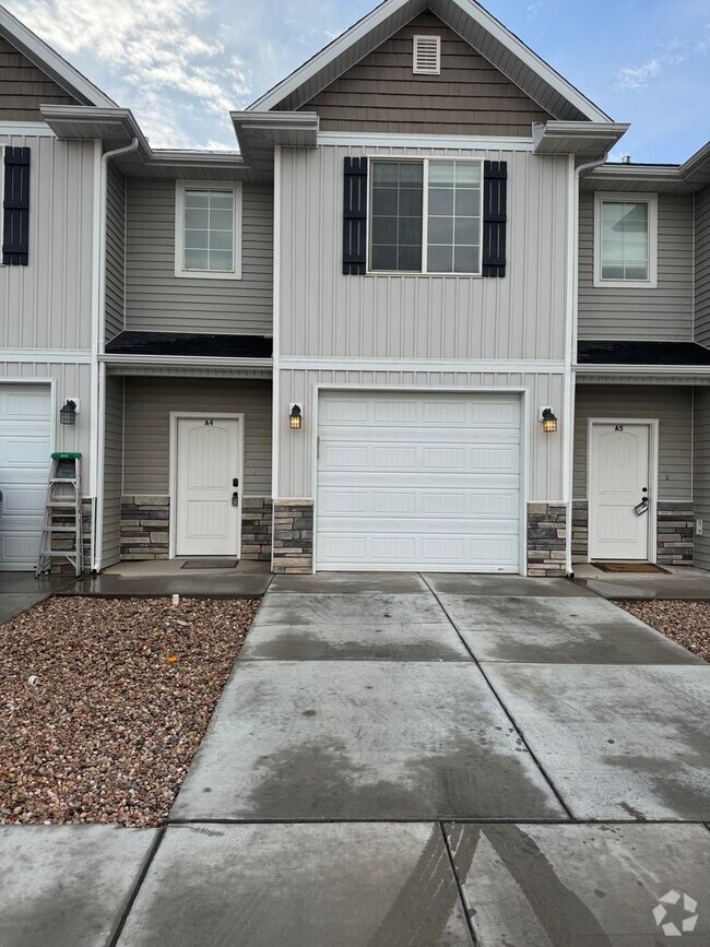 Building Photo - Nice 3 bedroom 2.5 bathroom townhome.