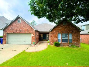 Building Photo - Right On The Green- 3 Bedroom Updated Home on Battle Creek