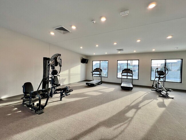 Building Photo - Modern Executive Level Condo near Colbert Hills Golf Course