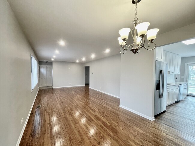 Building Photo - 15 Bradley Ln