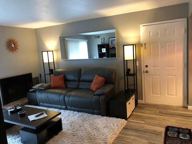 Building Photo - 7395 E Eastman Ave