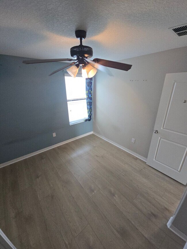 Building Photo - Gorgeous 4-Bedroom, 2.5-Bathroom Home in R...