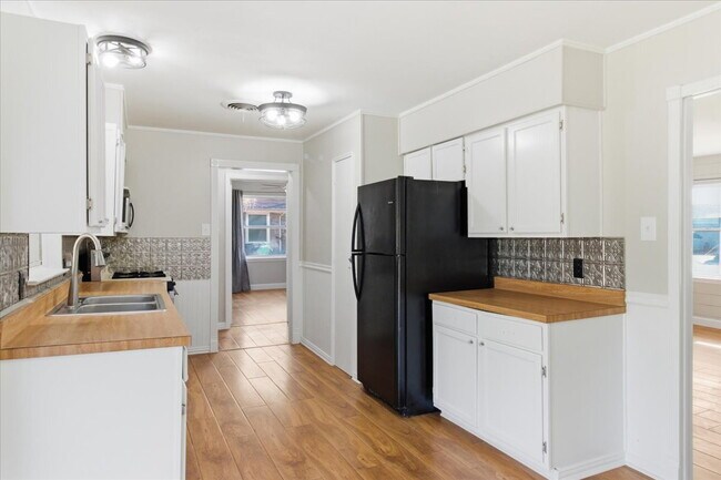 Building Photo - "Charming 3-Bedroom Retreat with 2 Full Baths in Farmers Branch"