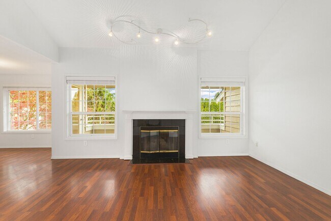 Building Photo - Woodinville 3 Bedroom 2 Bath with Detached Garage - Top Floor