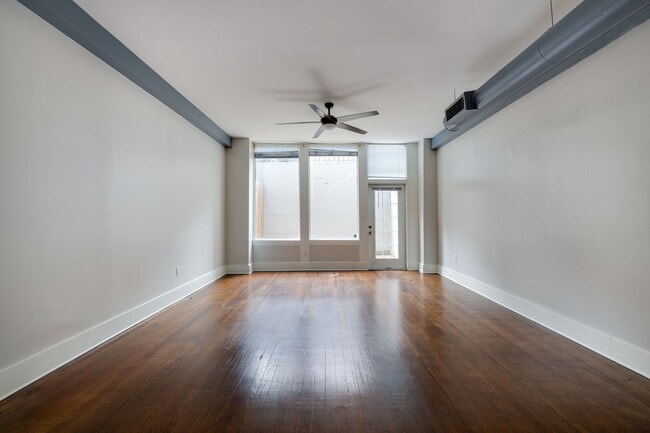 Building Photo - 1 bedroom, 1 bath updated condo in downtow...
