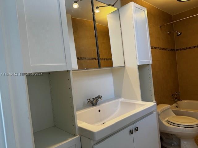 Building Photo - 9100 W Bay Harbor Dr