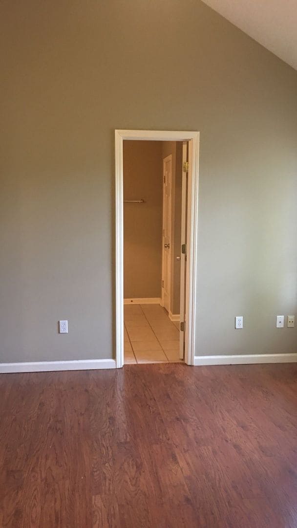 Building Photo - Eagle Point