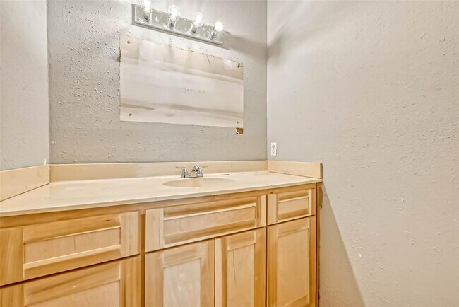 Building Photo - 9009 Richmond Ave.