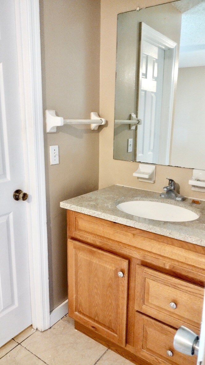 Building Photo - 1348 W Evans Cir