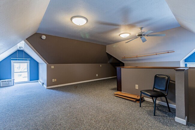 Building Photo - 5 bedroom, 2 bath home, close to U of I, MTD lines, local shopping & dining!! - Available August ...