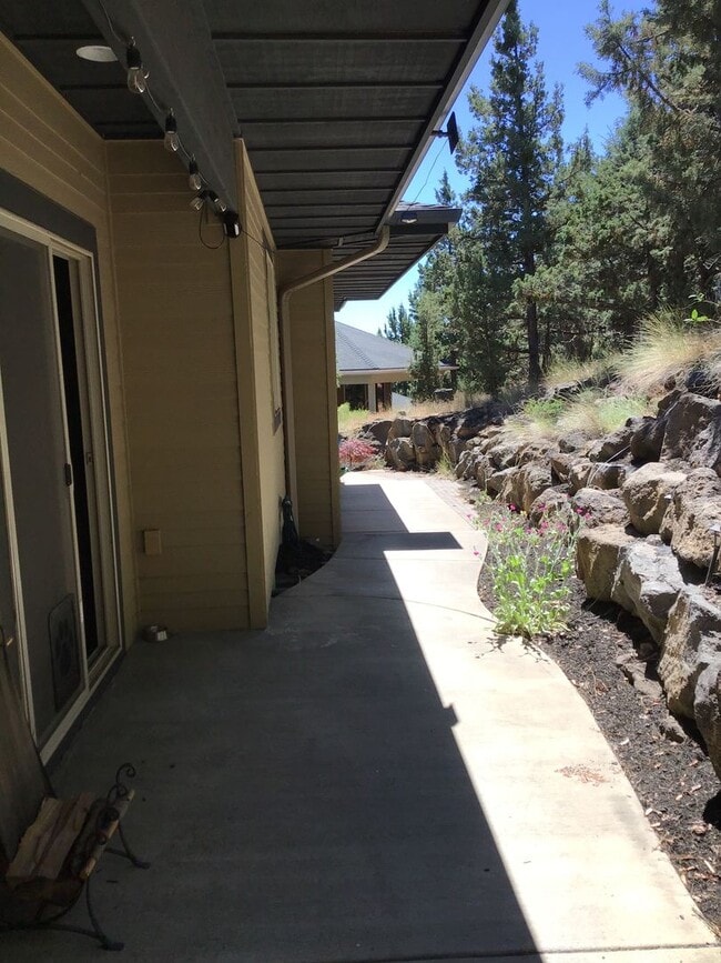 Building Photo - Gorgeous 4 Bedroom Home on Awbrey Butte!