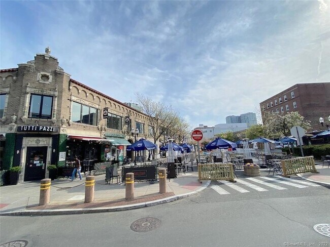 Building Photo - 444 Bedford St