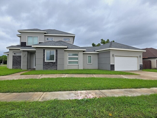 Primary Photo - Beautiful Modern 4 Bed/3 Bath/2 Gar Centra...