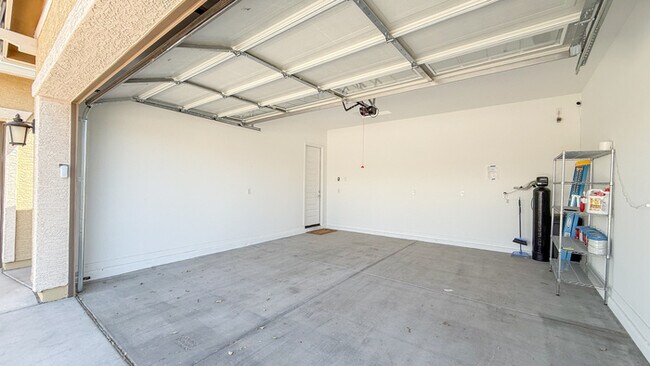 Building Photo - 2041 W Sierra Sunset Trail