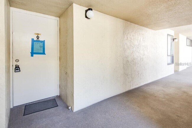 Building Photo - 2615 Cove Cay Dr