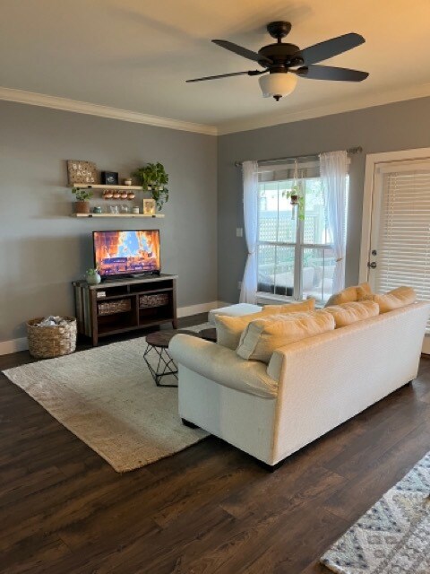 Living room - 423 Twin Lakes Ln