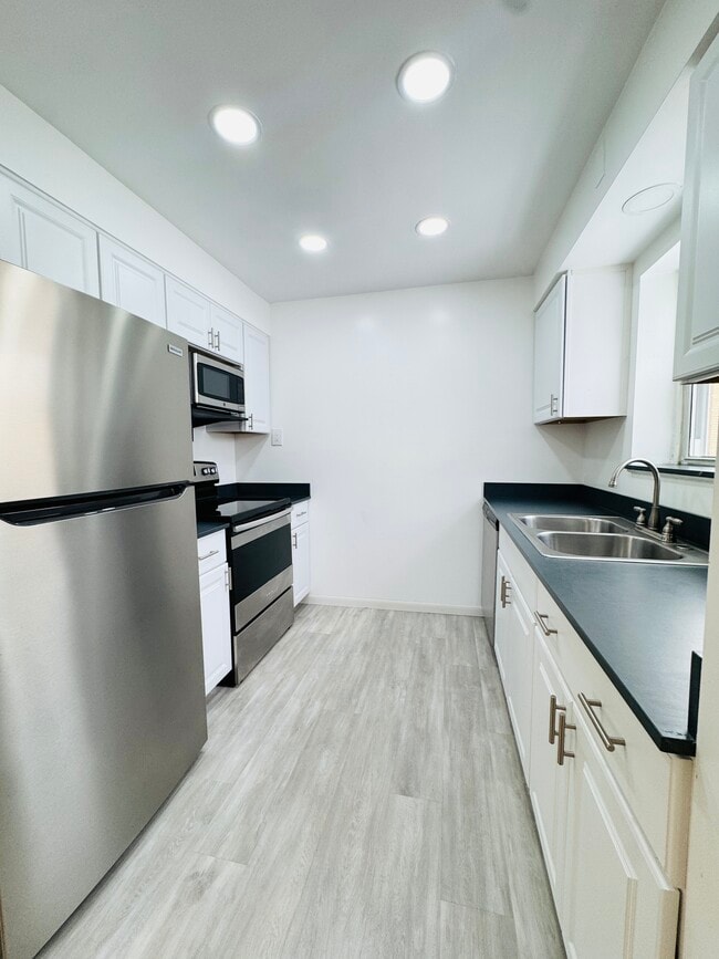 Kitchen - 6101 Dryden Ave