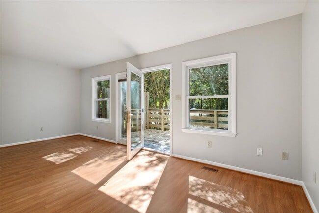 Building Photo - Bright 2 Bedroom Townhome in Williamsburg VA with Finished Lower Level & Private Balcony