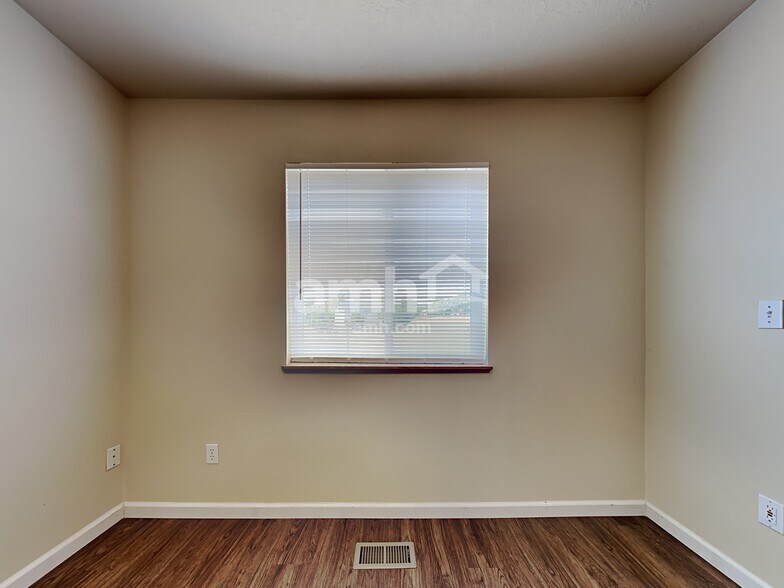 Building Photo - 641 NW Meadows Dr