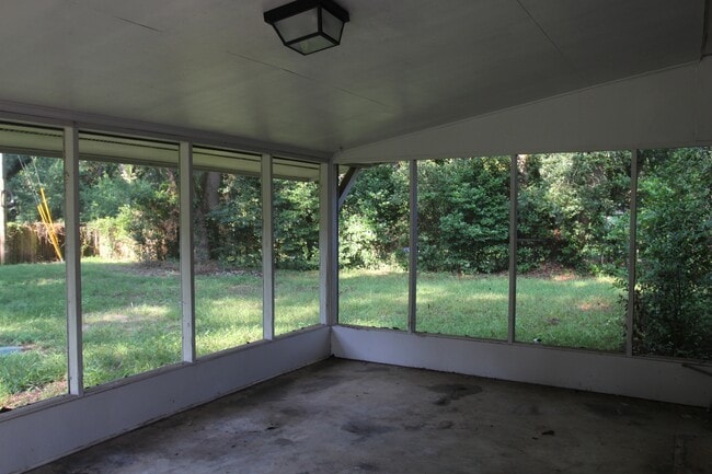 Building Photo - 2906 Rosebriar Ave