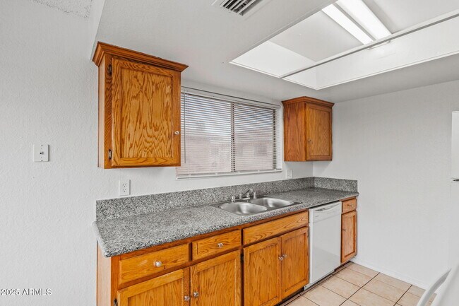 Building Photo - 3308 W Loma Ln