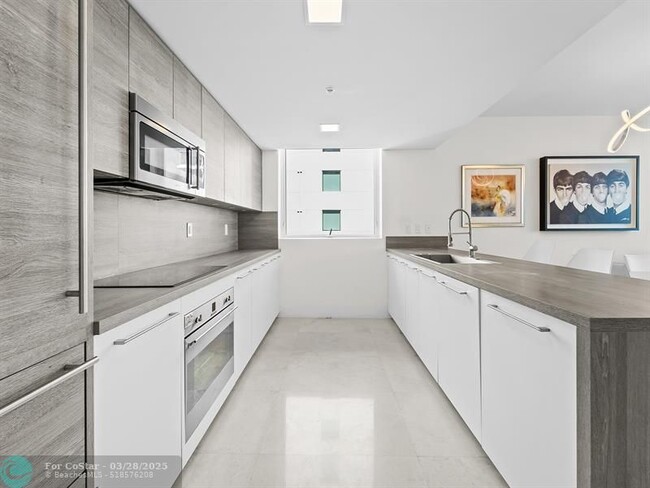 Building Photo - 400 Sunny Isles Blvd