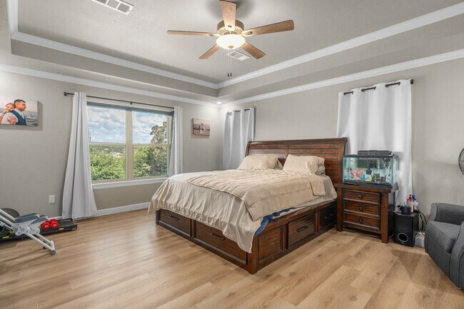 Building Photo - Modern Living: Spacious 5 Bed, 2 Bath Home...