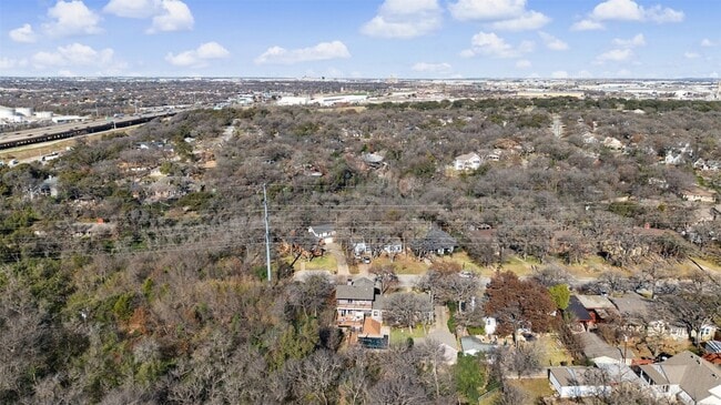 Building Photo - 2100 Daisy Ln