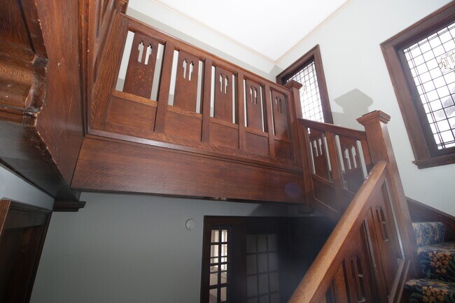 Building Photo - 2119 E Kenilworth Pl