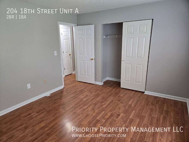 Building Photo - 204 18th St